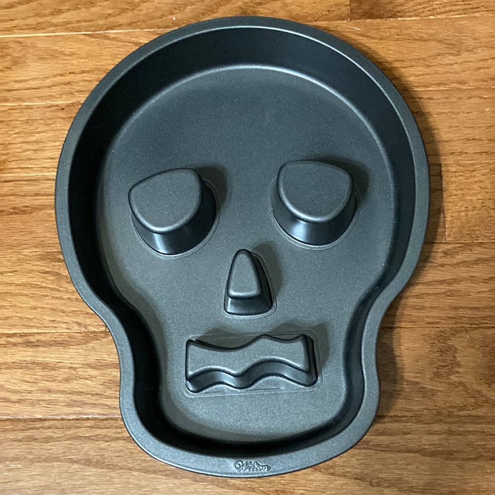 Wilton SKULL Baking Tin (NWT)